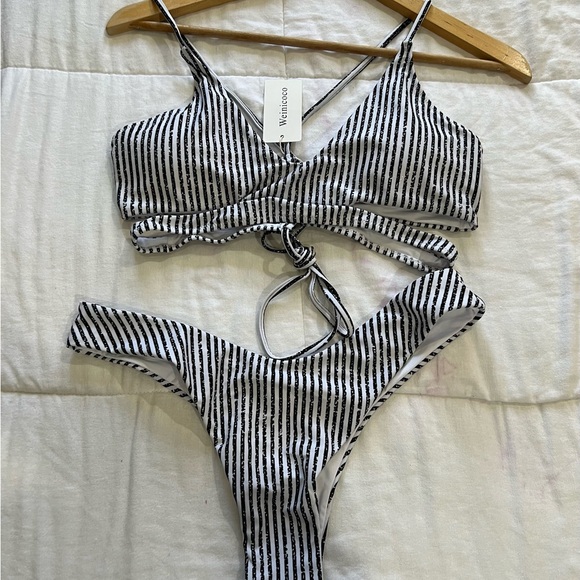 🪼Stripe print two piece bikini with high cut and cheeky bikini bottoms NWT - Picture 2 of 4